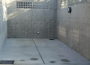 Ground insulation for fire protection in buildings